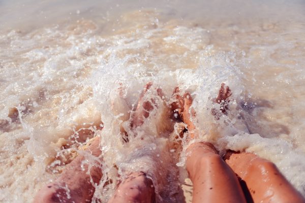 pieds dans l'eau