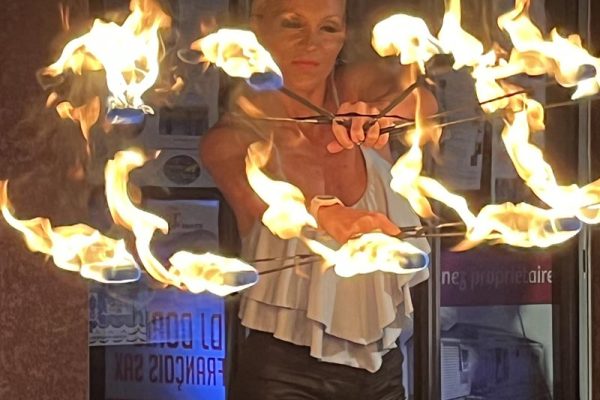 Soirée spectacle : Danseuse de feu en représentation au camping Sud Loisirs