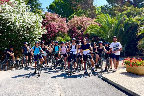 Cyclistes posant avant le départ