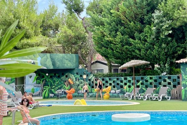 Piscine du camping Sud Loisirs dans son nouveau décors