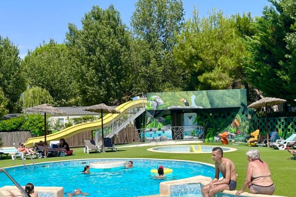 Vue d'ensemble de l'espace aquatique du camping Sud Loisirs