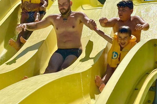 Famille sur un toboggan aquatique