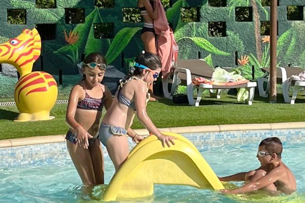 Pataugeoire avec son toboggan dans le nouveau décors de la piscine