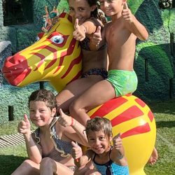 Enfants posant devant un jeu aquatique