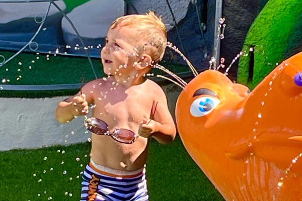 Espace ludique avec ses jeux d'eau pour les plus petits